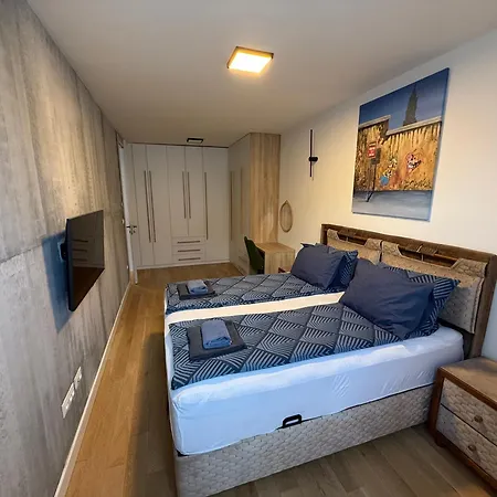 Cadordzina Free Parking Old Town